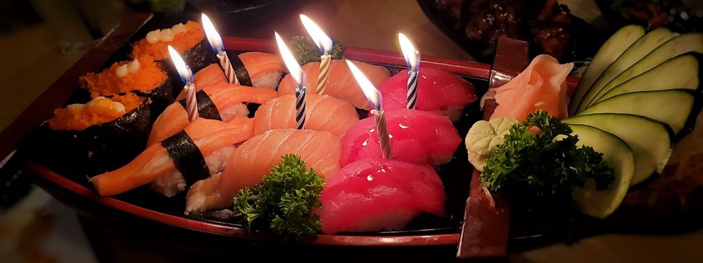 Födelsedagsfirande med asiatiska och japanska rätter